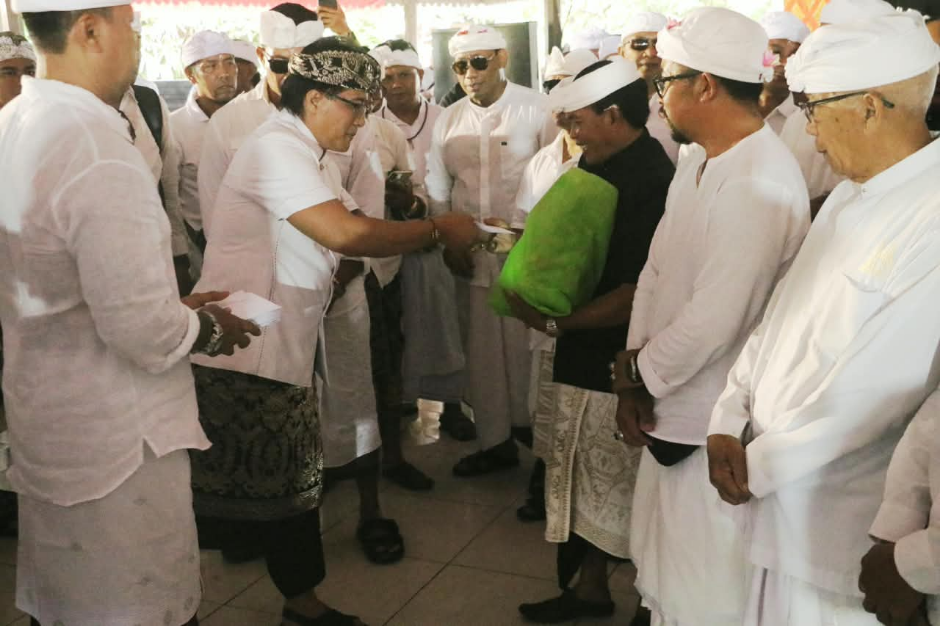 Wagub Giri Prasta serahkan bantuan di HUT Laskar Bali Shanti