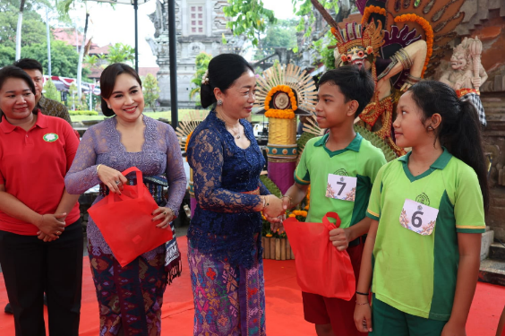 Bunda Literasi Denpasar serahkan hadiah Literasi Kebangsaan