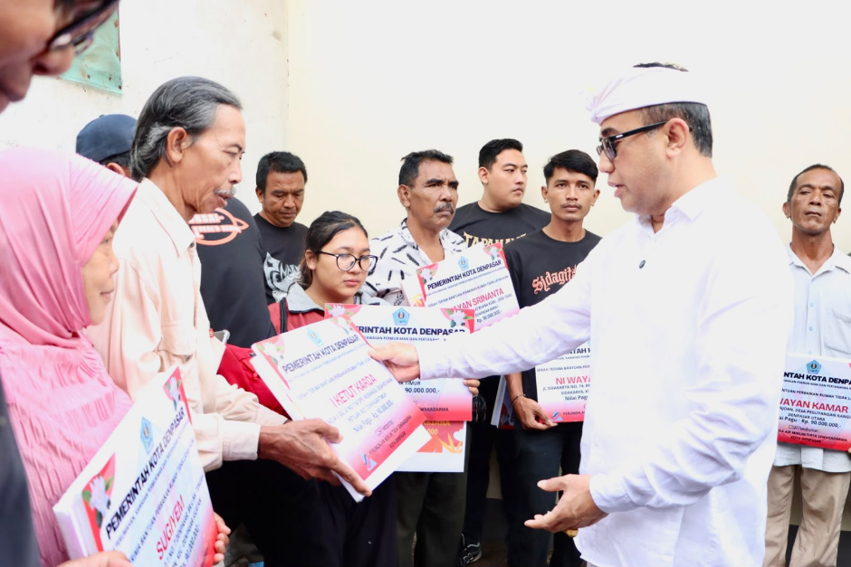 Walikota Jaya Negara serahkan bantuan 22 unit RLH
