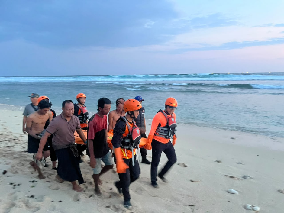 Tim SAR evakuasi jenazah di Pantai Nyang-Nyang