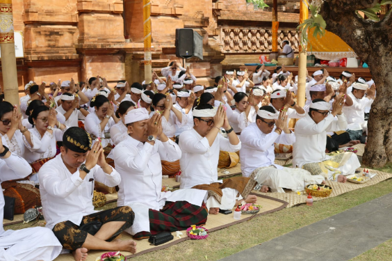 Jajaran Pemkot Denpasar Laksanakan Bhakti Pujawali di Pura Agung Jagatnatha