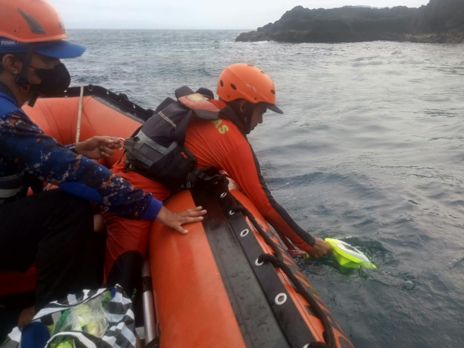 Tim SAR Gabungan Cari Pemancing Jatuh ke Laut di Bukit Asah