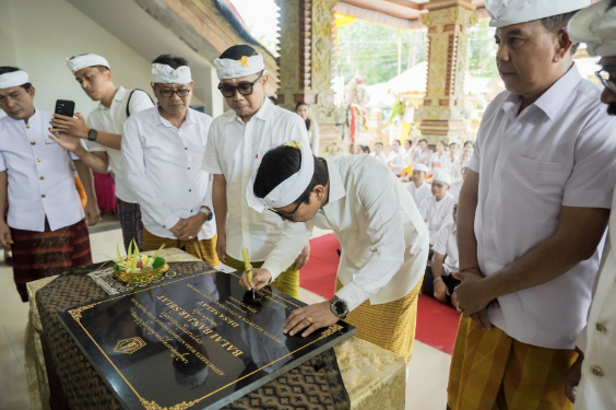 Bupati Adi Arnawa Hadiri Karya Ngenteg Linggih di Banjar Selat