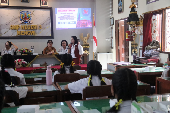 Ketua YKI Badung Beri Pembinaan Kanker di SMPN 3 Mengwi