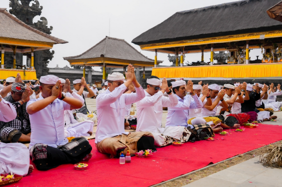 Sekda Surya Suamba Pimpin Bhakti Penganyaran di Pasar Agung Besakih