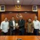 Ketum PWI Pusat Perlihatkan Buku Model Komunikasi Polri