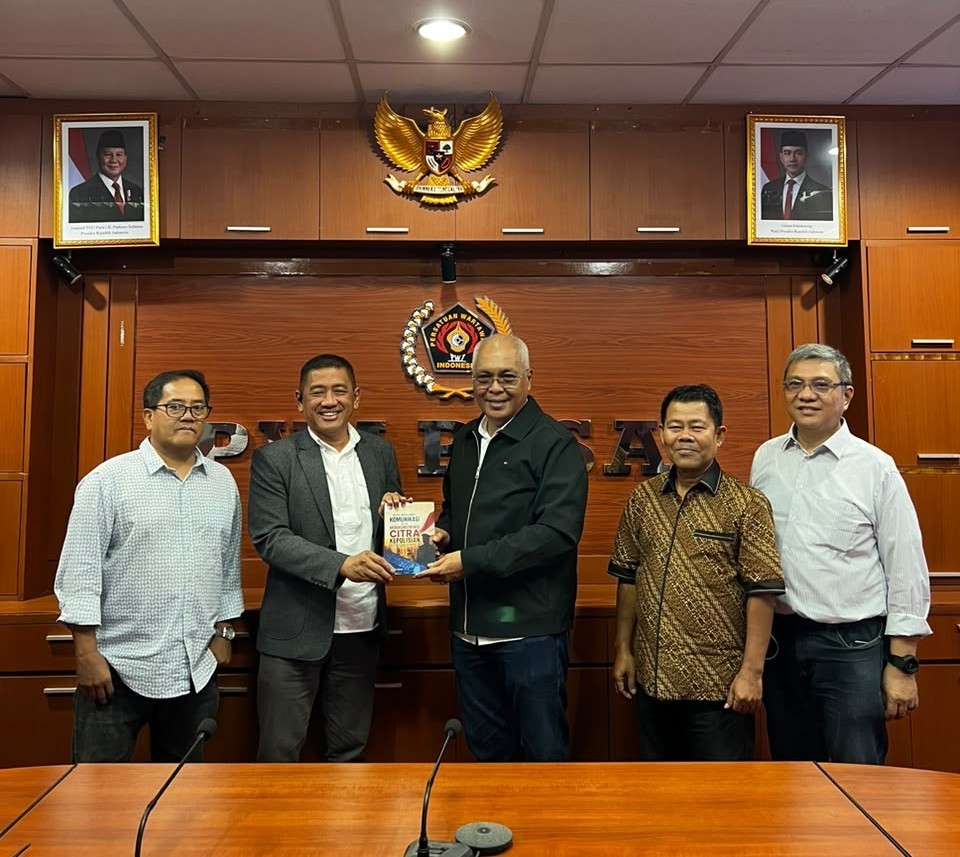 Ketum PWI Pusat Perlihatkan Buku Model Komunikasi Polri