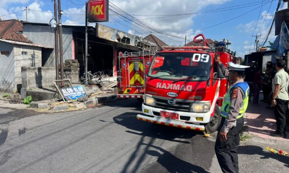 Polisi Olah TKP Kebakaran Rumah Makan di Lebih